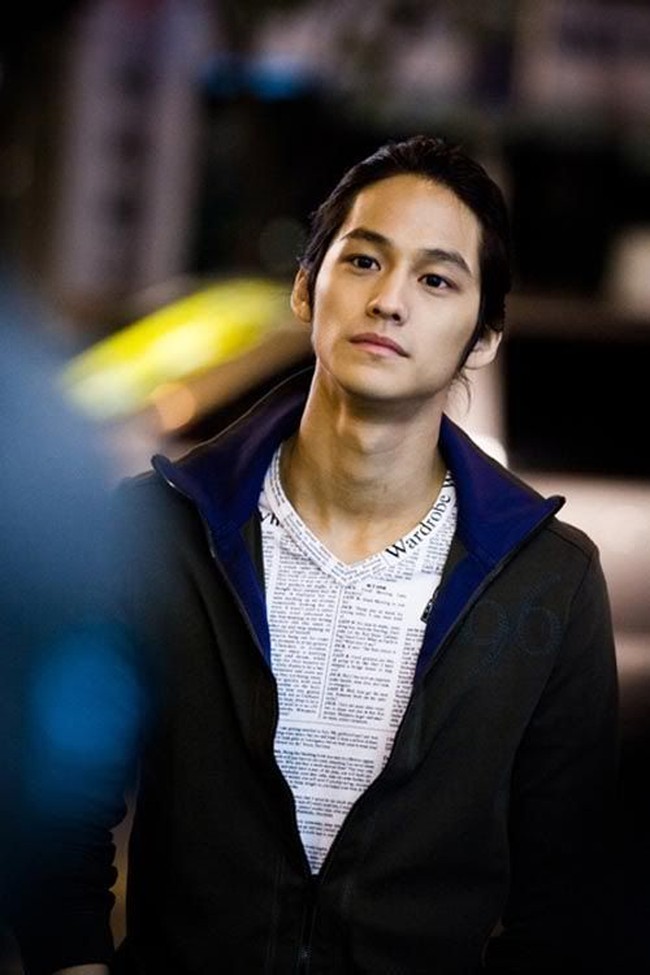 Kim Bum Banyak fans menunggu kehadiran kembali Kim Bum yang terkenal lewat Boys Over Flower. Saat main di drama Padam Padam, ia ternyata cocok dengan gaya rambut manbun yang ketika itu memang sedang tren. Tatanan rambut itu membuat wajah imutnya jadi lebih maskulin. Foto: Istimewa