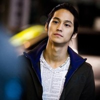 Kim Bum Banyak fans menunggu kehadiran kembali Kim Bum yang terkenal lewat Boys Over Flower. Saat main di drama Padam Padam, ia ternyata cocok dengan gaya rambut manbun yang ketika itu memang sedang tren. Tatanan rambut itu membuat wajah imutnya jadi lebih maskulin. Foto: Istimewa