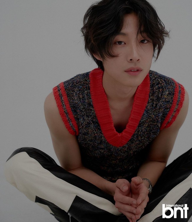 Lee Jong WonLee Jong Won adalah aktor pendatang baru yang belum lama ini tampil di drama My Unfamiliar Family. Berperan sebagai barista muda, penampilannya semakin berkarakter dengan rambut gondrong. Foto: Istimewa