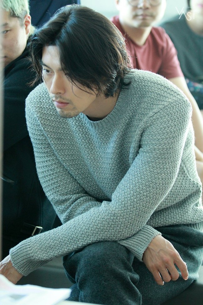 Hyun BinDalam drama beberapa tahun terakhir mungkin Hyun Bin lebih sering tampil dengan potongan rambut rapi. Tapi di film atau pemotretan sebelumnya, pesona Hyun Bin bisa terlihat berbeda karena rambutnya yang gondrong. Foto: Istimewa