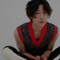 Lee Jong WonLee Jong Won adalah aktor pendatang baru yang belum lama ini tampil di drama My Unfamiliar Family. Berperan sebagai barista muda, penampilannya semakin berkarakter dengan rambut gondrong. Foto: Istimewa