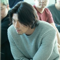 Hyun BinDalam drama beberapa tahun terakhir mungkin Hyun Bin lebih sering tampil dengan potongan rambut rapi. Tapi di film atau pemotretan sebelumnya, pesona Hyun Bin bisa terlihat berbeda karena rambutnya yang gondrong. Foto: Istimewa