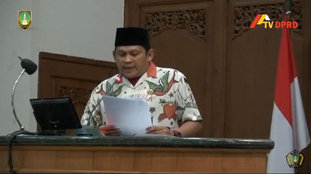 Anggota F-PKS Solo Didik Hermawan memakai kemeja 'Indonesia Raya' ala Gibran di sidang paripurna DPRD Solo