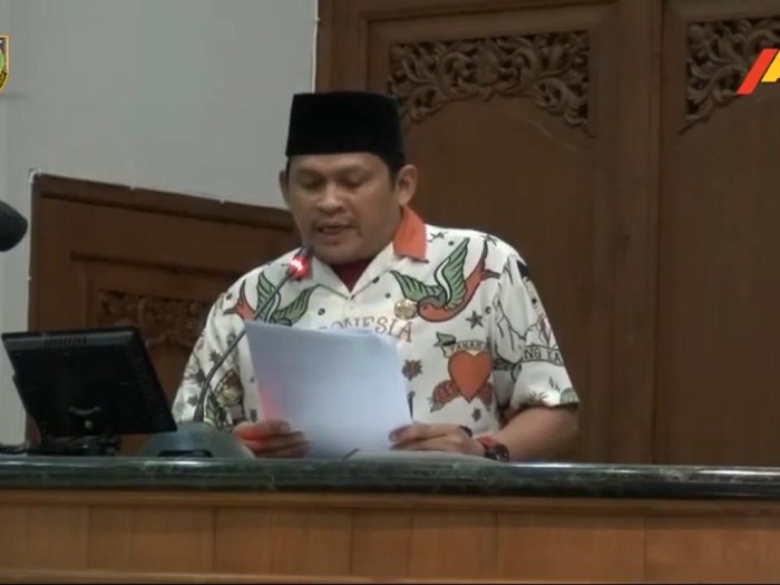 Anggota F-PKS Solo Didik Hermawan memakai kemeja Indonesia Raya ala Gibran di sidang paripurna DPRD Solo