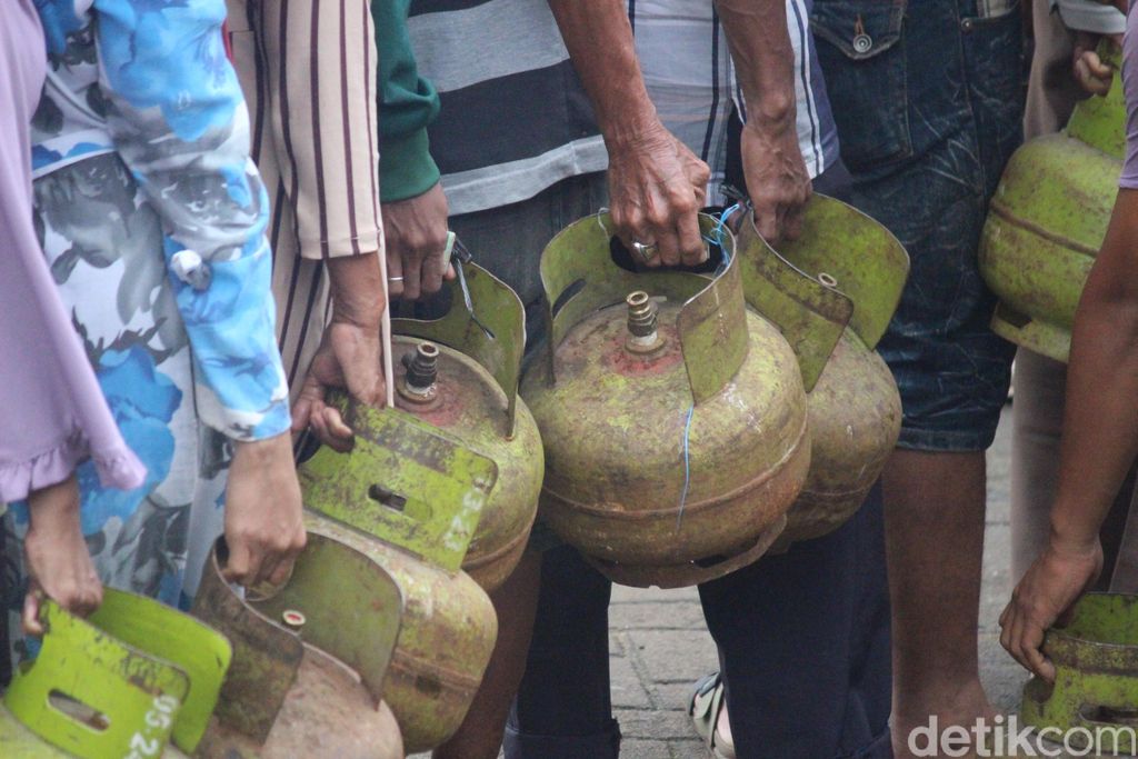 Antrean warga membeli gas elpiji (LPG) 3 kg di Pontianak (Adi Saputro/detikcom)
