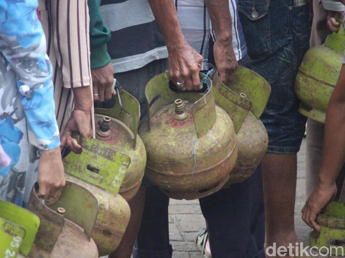 Antrean warga membeli gas elpiji (LPG) 3 kg di Pontianak (Adi Saputro/detikcom)