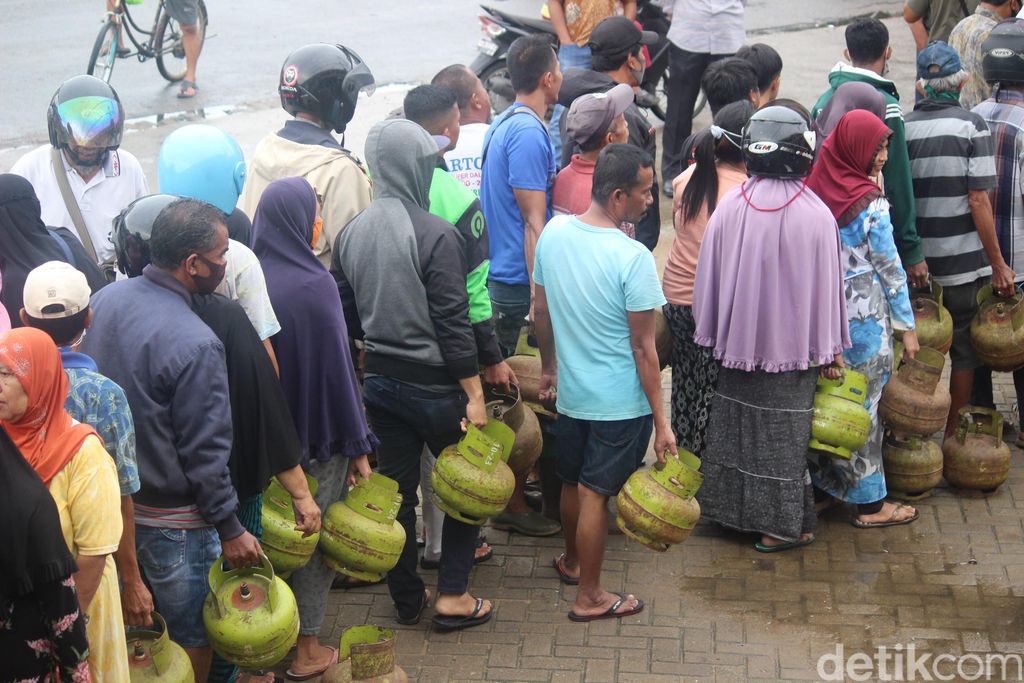 Antrean warga membeli gas elpiji (LPG) 3 kg di Pontianak (Adi Saputro/detikcom)