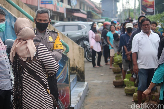 Antrean warga membeli gas elpiji (LPG) 3 kg di Pontianak (Adi Saputro/detikcom)