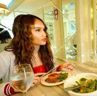 Terbiasa hidup mandiri saat sekolah, Cinta sampai sekarang masih suka masak makanan sendiri. Kalau pun ada waktu, ia pun akan membersihkan rumah sendiri. Namun, belakangan, ia memakai jasa asisten rumah tangga. Aku sendiri yang mengajari mereka. Karena tidak ada yang bisa merapikan rumah sebagus aku. Haha, candanya.(Foto: YouTube Boy William)