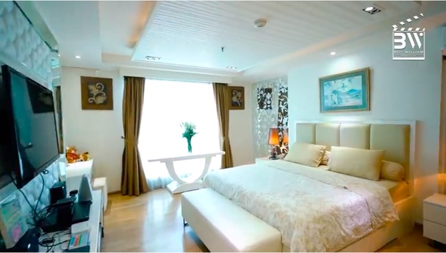 Kamar tidur Cinta Laura. Di sinilah aktris belasteran Jerman ini lebih banyak menghabiskan waktunya. Kamar tersebut juga dilengkapi sebuah TV besar dan perlengkapan elektronik hiburan lainnya. (Foto: YouTube Boy William)