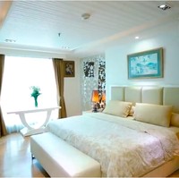 Kamar tidur Cinta Laura. Di sinilah aktris belasteran Jerman ini lebih banyak menghabiskan waktunya. Kamar tersebut juga dilengkapi sebuah TV besar dan perlengkapan elektronik hiburan lainnya. (Foto: YouTube Boy William)