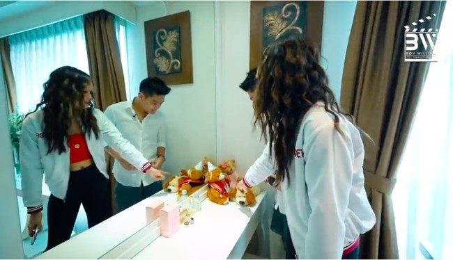 Di kamarnya, Cinta Laura memajang beberapa hadiah pemberian fans. Beberapa boneka dari fans diletakkannya di sebuah meja di depan tempat tidur. (Foto: YouTube Boy William)