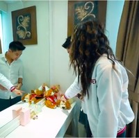 Di kamarnya, Cinta Laura memajang beberapa hadiah pemberian fans. Beberapa boneka dari fans diletakkannya di sebuah meja di depan tempat tidur. (Foto: YouTube Boy William)