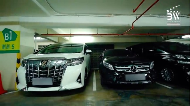 Di Parkiran, Cinta menyimpan dua mobilnya, Alphard dan Mercedes Benz. Mobil tersebut digunakanannya untuk beraktivitas sehari-hari. Aku nggak mau bohong, aku punya dua mobil karena ganjil-genap, kata Cinta. (Foto: YouTube Boy William)