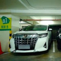 Di Parkiran, Cinta menyimpan dua mobilnya, Alphard dan Mercedes Benz. Mobil tersebut digunakanannya untuk beraktivitas sehari-hari. Aku nggak mau bohong, aku punya dua mobil karena ganjil-genap, kata Cinta. (Foto: YouTube Boy William)