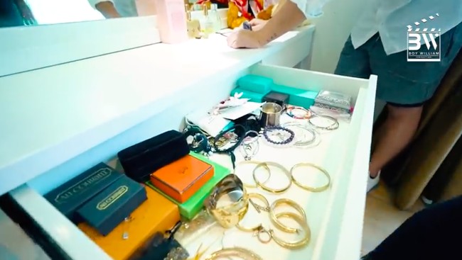 Bila banyak selebriti yang hobi mengoleksi perhiasan mewah dan disimpan tempat khusus, lain cerita dengan Cinta Laura. Perempuan 26 tahun itu hanya memiliki beberapa aksesori yang hanya tersimpan di sebuah laci. Bukan cuma tomboy, tapi aku juga orang yang tidak terlalu mementingkan hal-hal materialistik. Walaupun ada beberapa, aksesori yang aku sering pakai paling hanya ini-ini, kata Cinta sembari menunjukkan cincin dan kalung emas bergaya sederhana. (Foto: YouTube Boy William)
