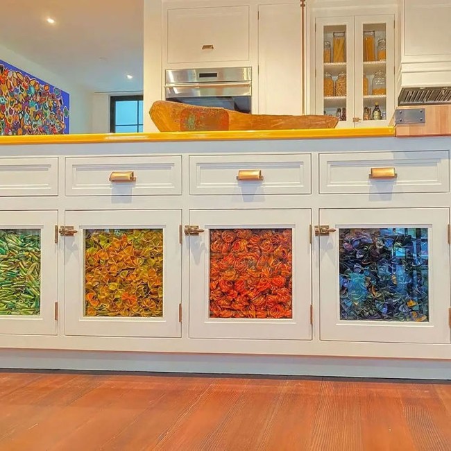 Salah satunya komedian Cait Raft yang menjadikan ulasannya tentang apartemen Gigi Hadid sebuah thread di Twitter. Menurutnya penempatan pasta warna-warni di kabinet dapur adalah pilihan yang sangat aneh. Aku tak bisa berkata-kata, cuitnya. Foto: Instagram/@gigihadid