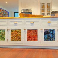 Salah satunya komedian Cait Raft yang menjadikan ulasannya tentang apartemen Gigi Hadid sebuah thread di Twitter. Menurutnya penempatan pasta warna-warni di kabinet dapur adalah pilihan yang sangat aneh. Aku tak bisa berkata-kata, cuitnya. Foto: Instagram/@gigihadid