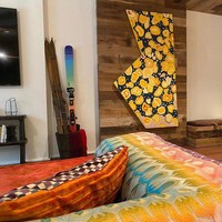 Netizen juga mempertanyakan papan ski bergaya vintage dan modern yang ditempatkan di satu keranjang. Untuk apa? Foto: Instagram/@gigihadid