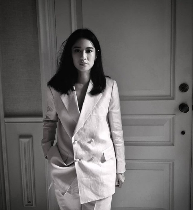 Dian Sastrowardoyo tampil dengan powersuit untuk ikut tantangan #WomenSupportingWomen. Ia juga merias wajahnya dengan gaya smokey eyes dan rambut acak. Foto: Instagram