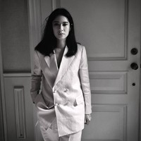 Dian Sastrowardoyo tampil dengan powersuit untuk ikut tantangan #WomenSupportingWomen. Ia juga merias wajahnya dengan gaya smokey eyes dan rambut acak. Foto: Instagram