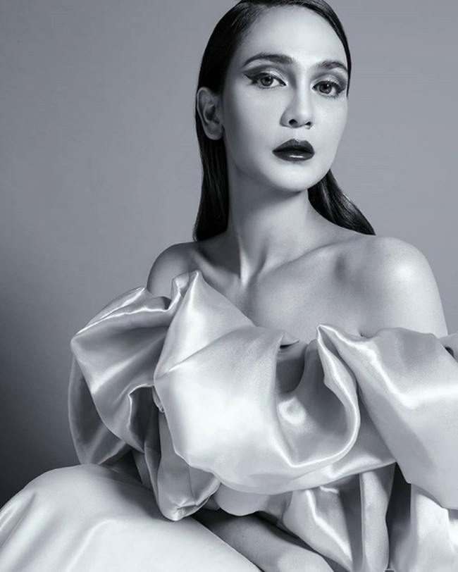 Potret Luna Maya denga gaya femme fatale untuk menggambarkan ketangguhan wanita dalam tantangan #WomenSupportingWomen. Foto: Instagram
