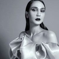 Potret Luna Maya denga gaya femme fatale untuk menggambarkan ketangguhan wanita dalam tantangan #WomenSupportingWomen. Foto: Instagram