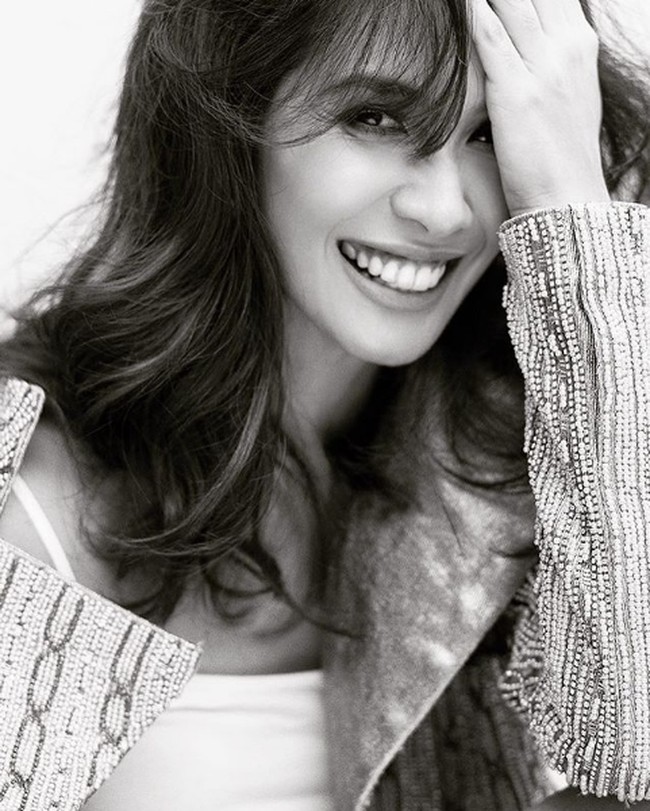 Senyum lepas Marsha Timothy dalam potret hitam-putih. Ia pun menambahkan tagar #challengeaccepted #womensupportingwomen. Foto: Instagram