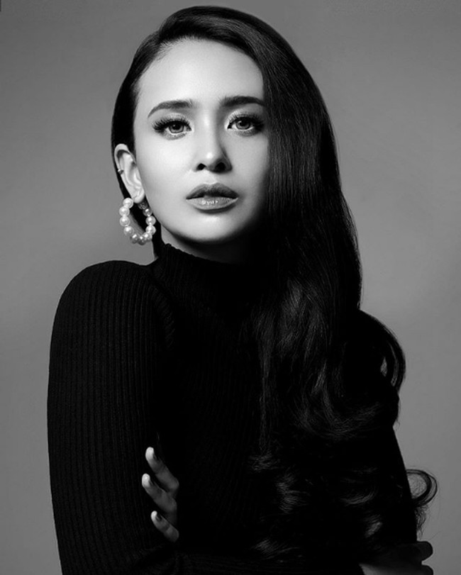 Ayushita pun tak kalah tampil cantik dalam foto hitam-putih. Foto: Instagram