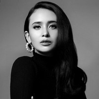 Ayushita pun tak kalah tampil cantik dalam foto hitam-putih. Foto: Instagram