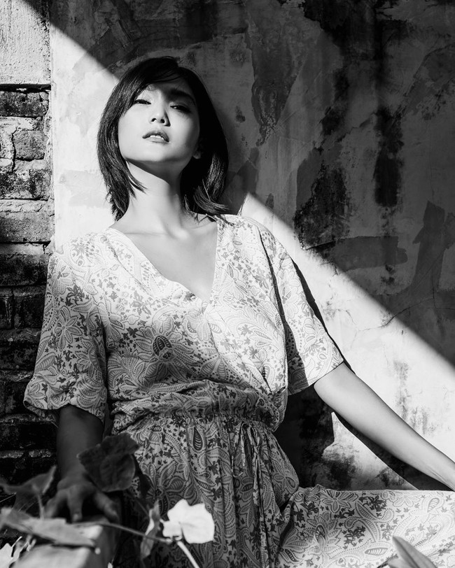 Foto hitam-putih nan indah ditampilkan Dominique Diyose dalam tantangan ini. #womenempoweringwomen Embrace your fire inside 🔥, tulis sang model. Foto: Instagram