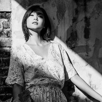 Foto hitam-putih nan indah ditampilkan Dominique Diyose dalam tantangan ini. #womenempoweringwomen Embrace your fire inside 🔥, tulis sang model. Foto: Instagram