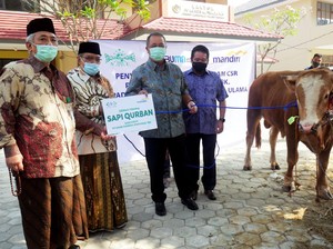 Bank Mandiri Salurkan Kurban 20 Ekor Sapi ke LAZISNU