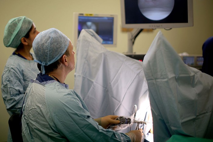 Bank Sperma BIRMINGHAM, ENGLAND - JANUARY 22: Editors Note: This image may have been digitally manipulated for confidentiality to remove any patient identidy data. An embryologist monitors fertilised embryos in the fertility laboratory at Birmingham Women's Hospital fertility clinic on January 22, 2015 in Birmingham, England. Birmingham Womens Hospital provides a range of health services to women and their families using the latest scientific procedures and care. Last year the maternity unit delivered over 8,000 babies, cared for 50,000 patients and performed over 3000 procedures in its state of the art theatres. The hospital is also home to world renowned research scientists, fertility clinic and the national sperm bank. (Photo by Christopher Furlong/Getty Images)