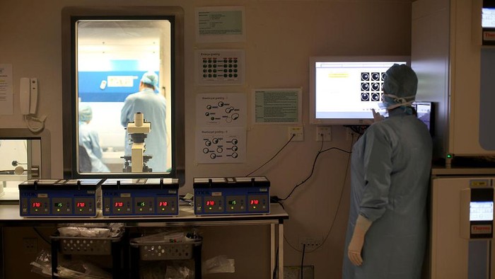 Bank Sperma BIRMINGHAM, ENGLAND - JANUARY 22: Editors Note: This image may have been digitally manipulated for confidentiality to remove any patient identidy data. An embryologist monitors fertilised embryos in the fertility laboratory at Birmingham Women's Hospital fertility clinic on January 22, 2015 in Birmingham, England. Birmingham Womens Hospital provides a range of health services to women and their families using the latest scientific procedures and care. Last year the maternity unit delivered over 8,000 babies, cared for 50,000 patients and performed over 3000 procedures in its state of the art theatres. The hospital is also home to world renowned research scientists, fertility clinic and the national sperm bank. (Photo by Christopher Furlong/Getty Images)