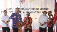 Menteri Sosial Juliari Batubara, Ketua Umum Majelis Pimpinan Nasional Pemuda Pancasila (MPN PP) Japto Soelistyo Soerjosoemarno dan Sekjen MPN Pemuda Pancasila Arif Rahman mengepalkan tangan saat acara serah terima bantuan sembako di Sekretariat MPN Pemuda Pancasila, Jakarta, Rabu (29/7). 