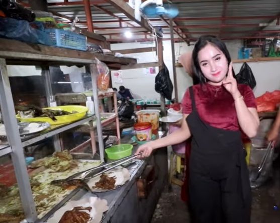 Laris Manis Penjual Bebek Goreng Cantik Ini Diantre Pembeli