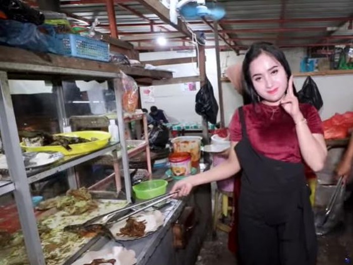Penjual Bebek Goreng Cantik