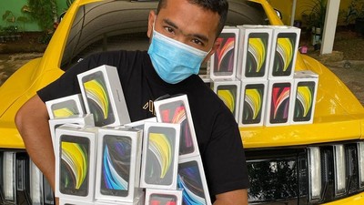 Potret Bos PS Store Putra Siregar Bareng Koleksi Mobil-mobil Mewahnya