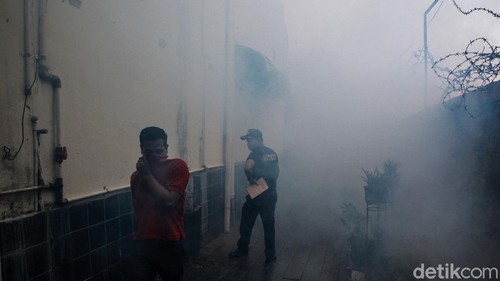 Petugas melakukan fogging di Pondok Aren, Tangerang Selatan, Rabu (29/7/2020). Pengasapan ini untuk membunuh nyamuk penyebab DBD dan chikungunya.