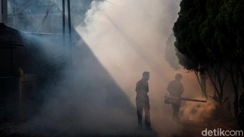 Petugas melakukan fogging di Pondok Aren, Tangerang Selatan, Rabu (29/7/2020). Pengasapan ini untuk membunuh nyamuk penyebab DBD dan chikungunya.