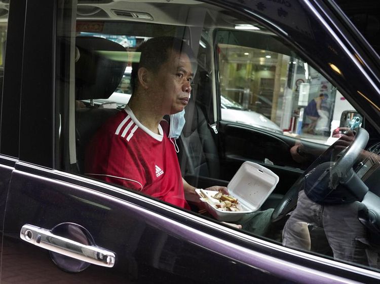 Gegara Corona, Warga Hong Kong Makan di Mobil-Depan Restoran