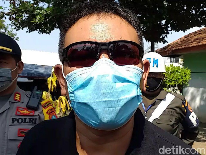 Pemkot Surabaya menganulir izin pemindahan jenazah Erwan Siswoyo dari makam COVID-19 di TPU Keputih. Izin Dinkes dianulir karena ada kesalahan informasi.