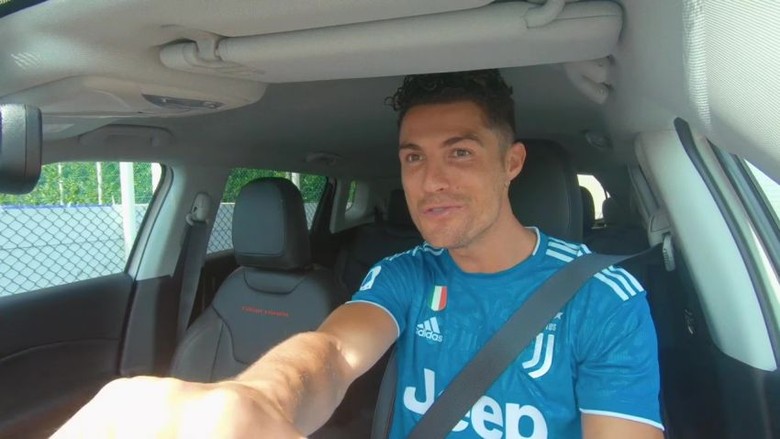 Cristiano Ronaldo menjajal mobil baru Jeep Compas 4xe Cristiano Ronaldo menjajal mobil baru Jeep Compas 4xe