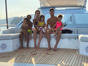 Cristiano Ronaldo Telanjang Dada, Pacarnya Pamer Bikini