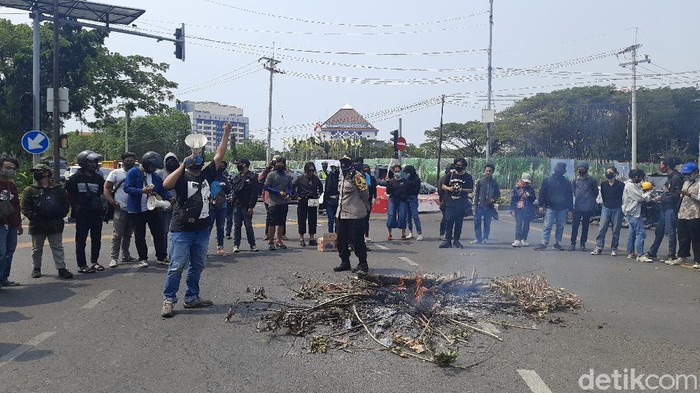 Sebanyak 70 mahasiswa yang tergabung dalam Aliansi Mahasiswa Universitas Airlangga (AMU) menggelar demo. Mereka menutup Jalan Ir Soekarno, tepatnya di perempatan Kampus Unair C.