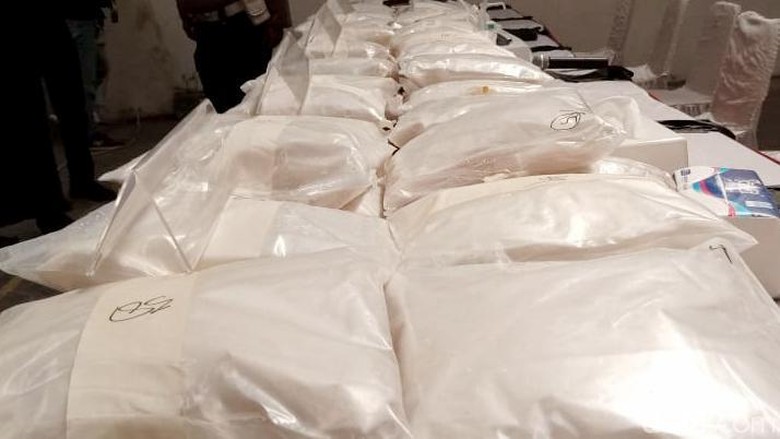 Di Gudang Bekasi Ini 200 Kg Sabu dalam Karung Jagung Diungkap Ada-ada saja modus baru penyelundupan narkoba jaringan internasional berjenis sabu-sabu ini. Kini sabu seberat 200 kg diselundupkan dalam karung Jagung dan berada di gudang Bekasi. Begini potretnya.