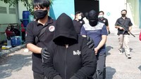 Ini merupakan modus baru, yang baru dilihatnya dan memakai karung jagung. Bila sebelumnya, modus para bandar narkoba ini hanya menggunakan kapal. Cara-cara seperti itu sudah bergeser dengan mengelabuhi dan menggunakan cara yang baru.