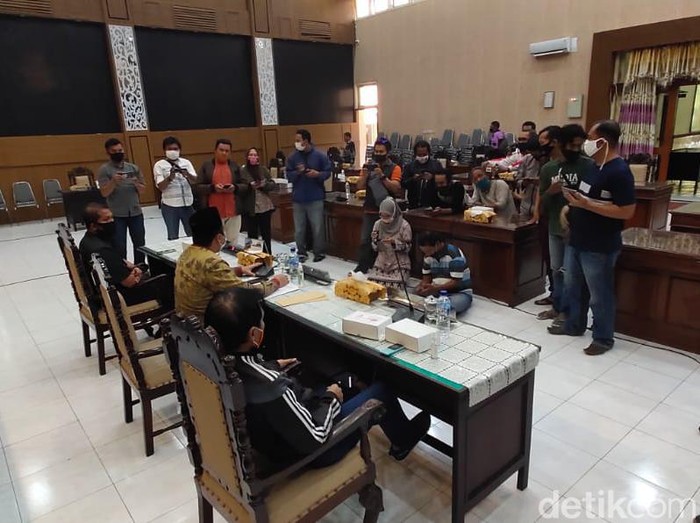 DPRD Kota Probolinggo menggelar tes swab massal pada Senin (20/7), setelah ada seorang anggota dewan yang positif COVID-10. Dari 100 orang yang tes swab, ada satu yang Positif COVID-19.