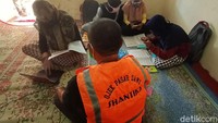 Sejumlah siswa mulai SD hingga SMP sederajat tengah sibuk belajar online di rumah Imam Masruh di Desa Cendono RT 2 RW 1 Kecamatan Dawe, Kudus.